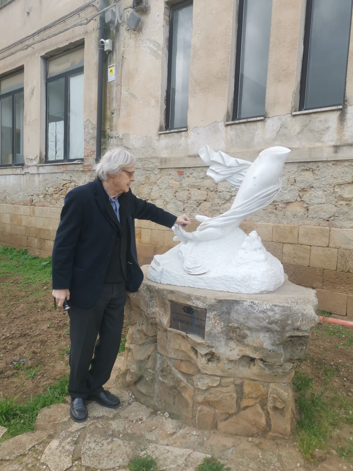 Monumento al donatore e Sgarbi amore a prima vista